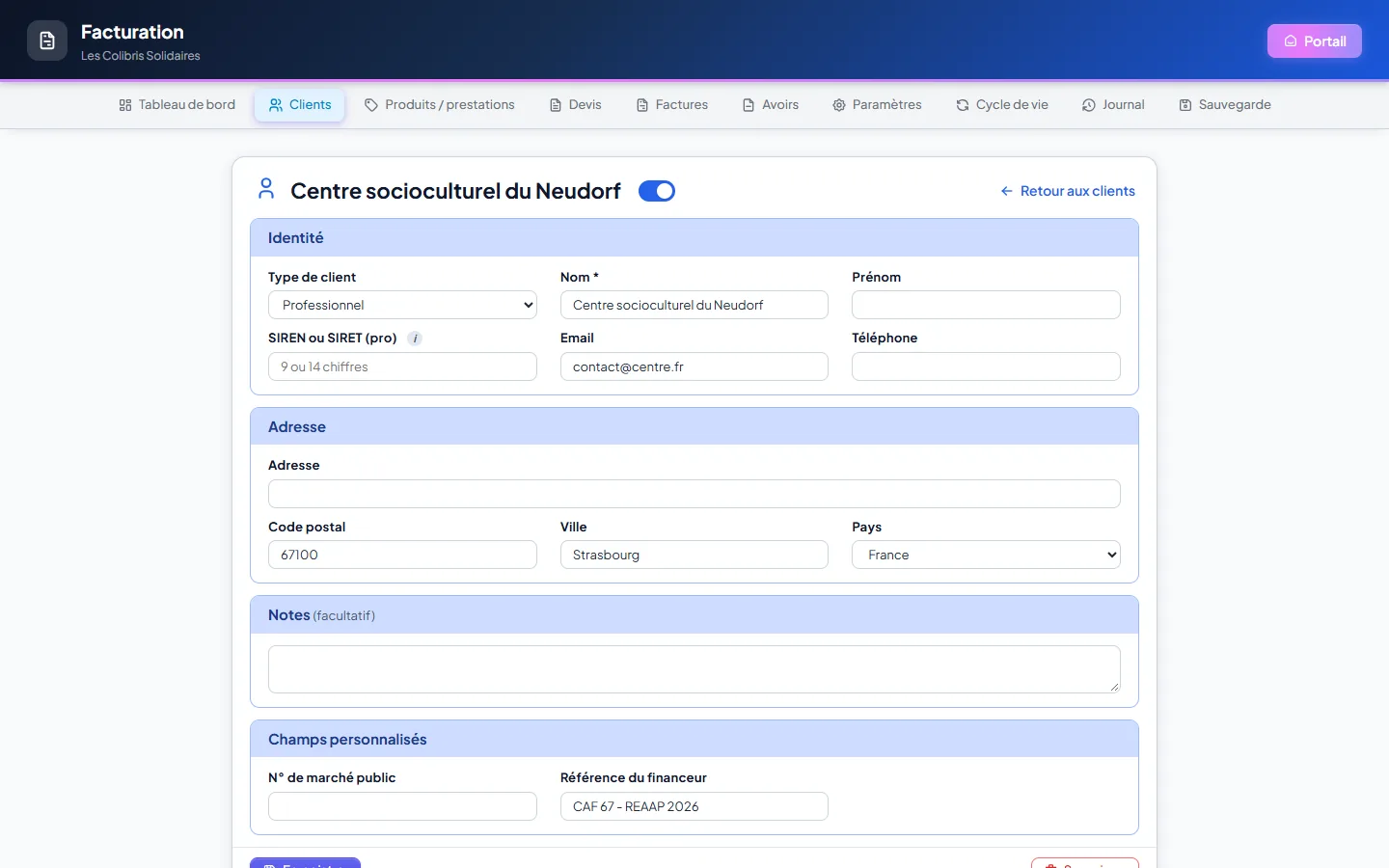 Fiche d'un client : identité, adresse, notes et champs personnalisés